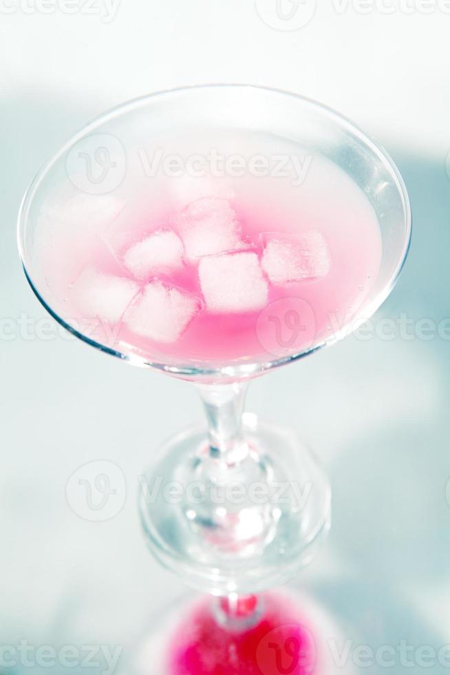 rosa cocktail med is foto