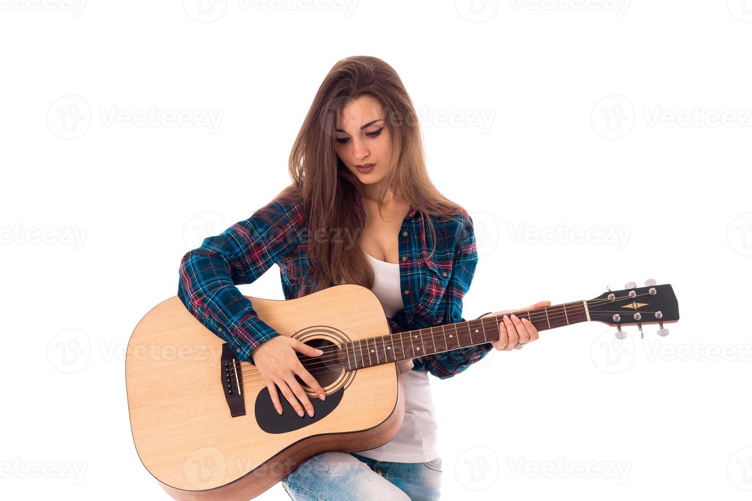 söt flicka med gitarr i händer foto