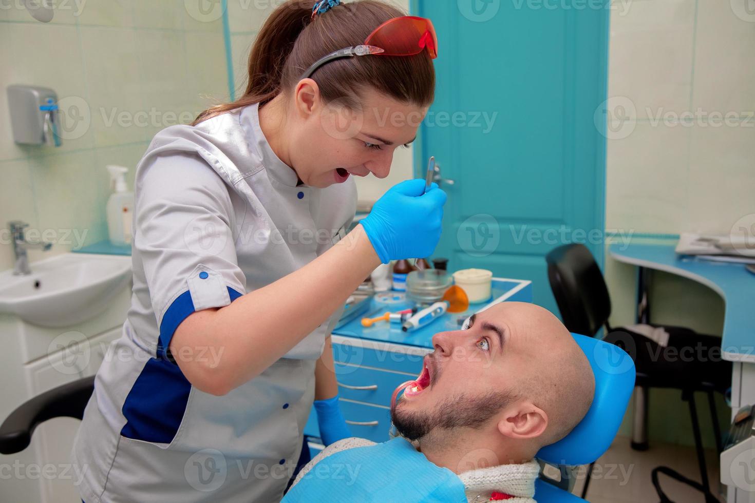 rädd kille på reception på de läkare i de dental kontor foto