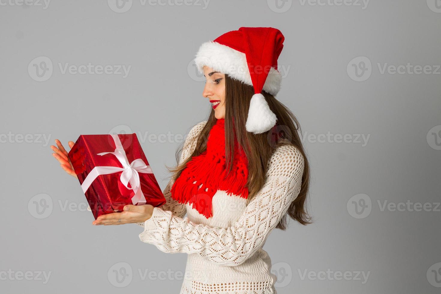 flicka i santa hatt med gåva foto
