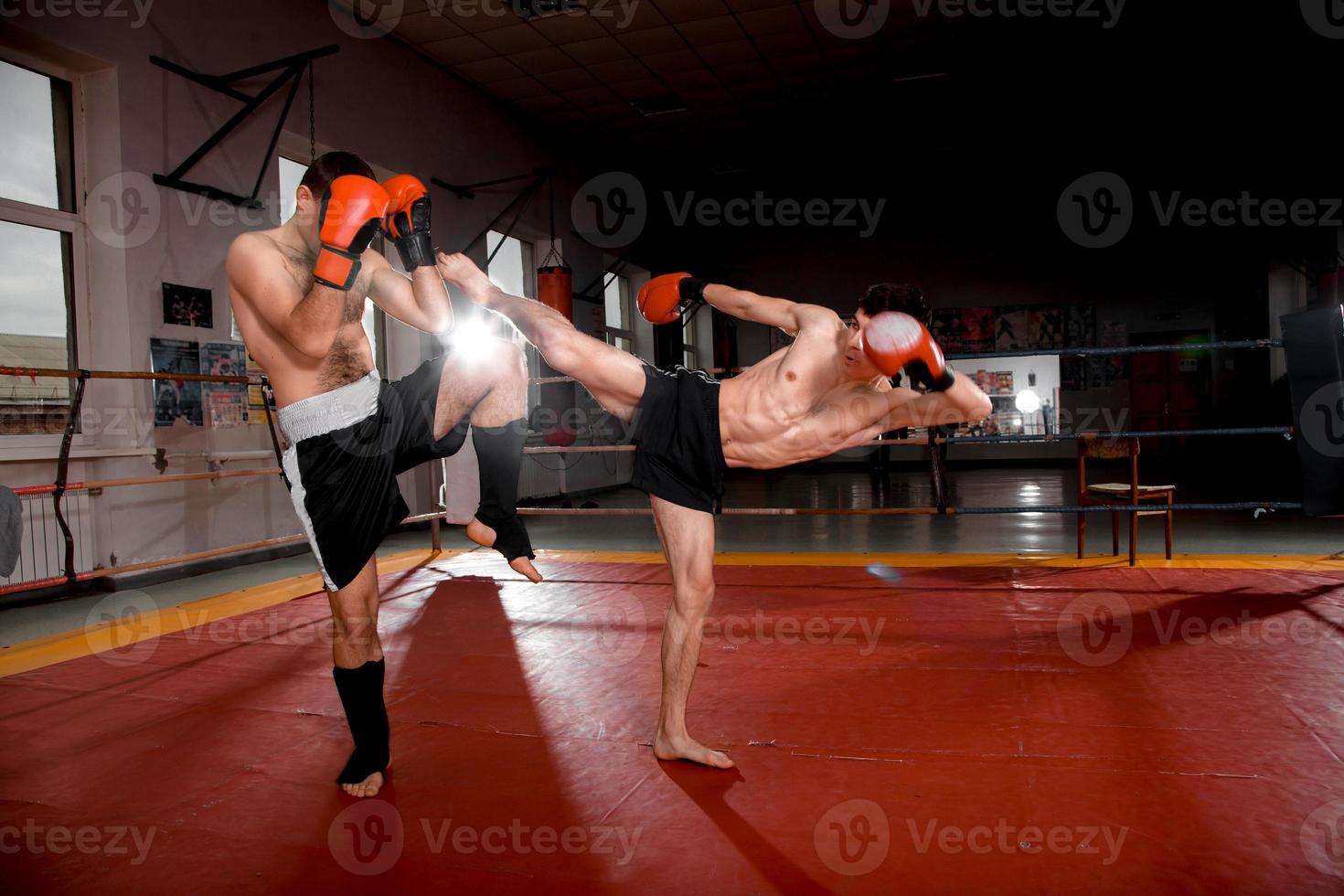två män är boxning på de ringa foto