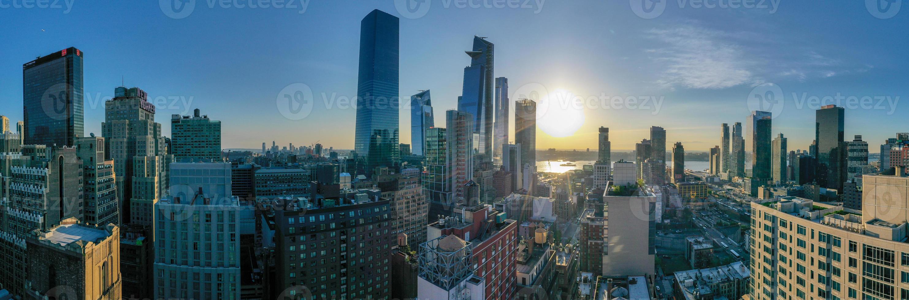 ny york stad - Maj 8, 2019 - panorama- se av midtown manhattan och de ny yorker hotell i ny york stad under de dag. foto