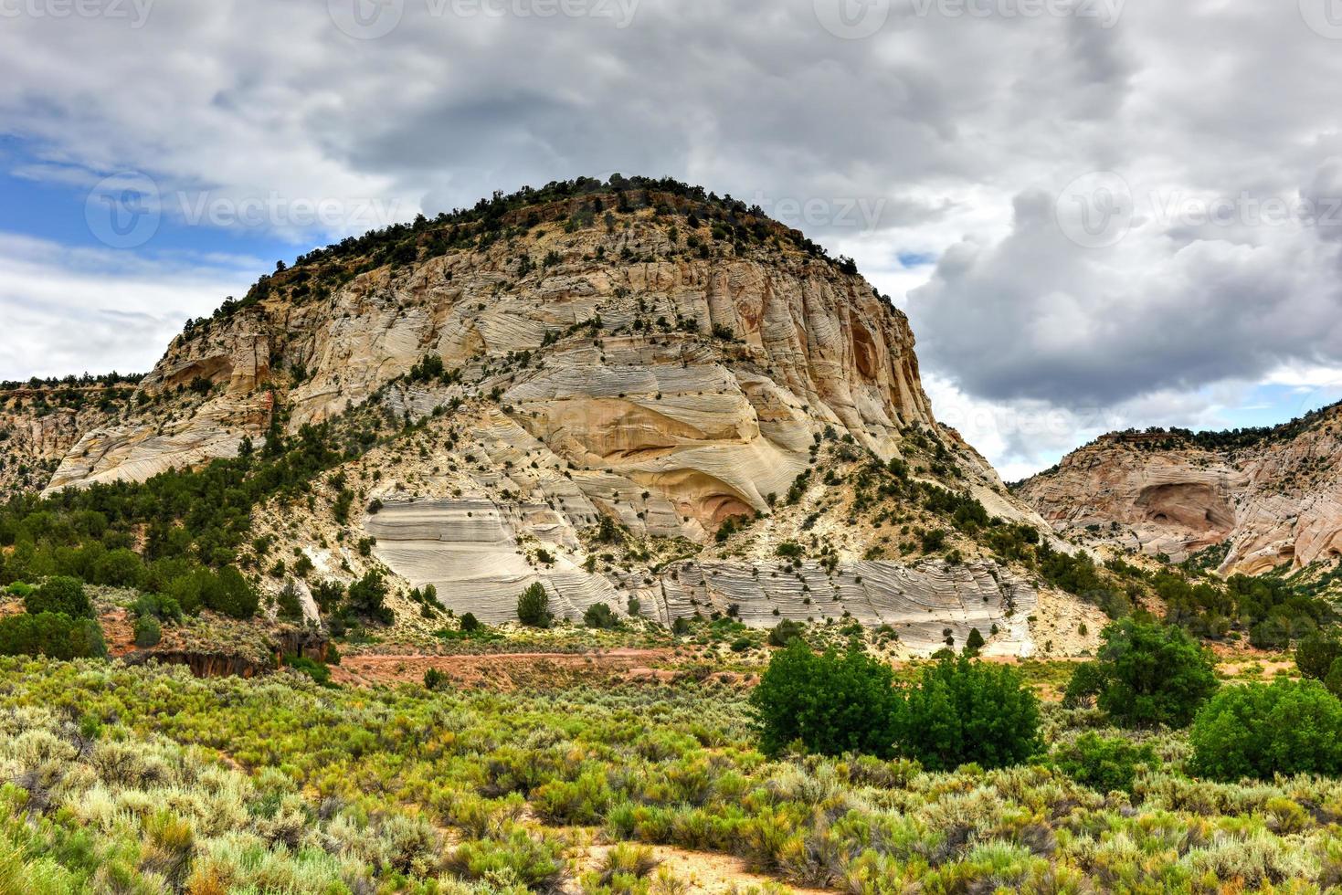 sten formationer längs de johnson kanjon väg i utah, usa. foto