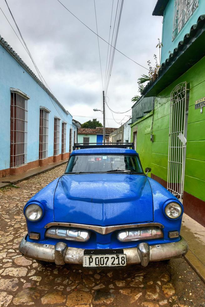 trinidad, kuba - januari 12, 2017 - klassisk bil i de gammal del av de gator av trinidad, kuba. foto