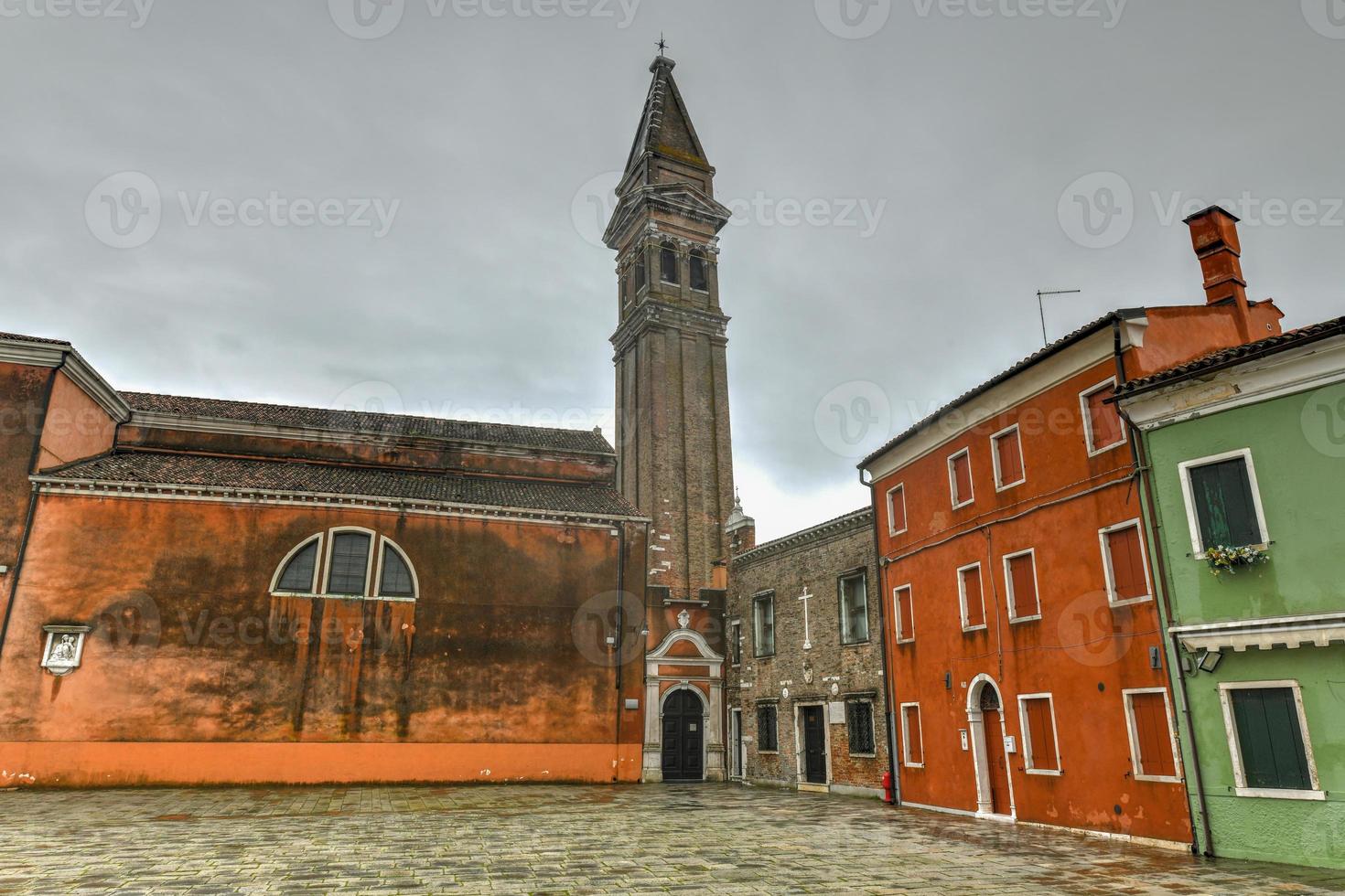 de lutande klocktorn av de kyrka av san martino på de ö av burano är en 1500-talet roman katolik kyrka i Venedig, Italien. foto