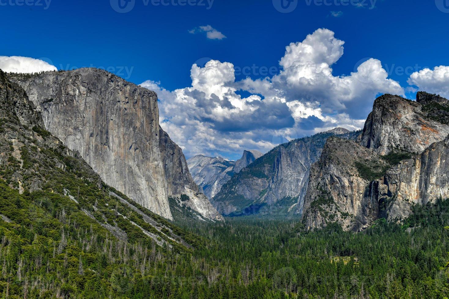 tunnel se på yosemite nationell parkera. tunnel se är en naturskön synpunkt på stat rutt 41 i yosemite nationell parkera. foto