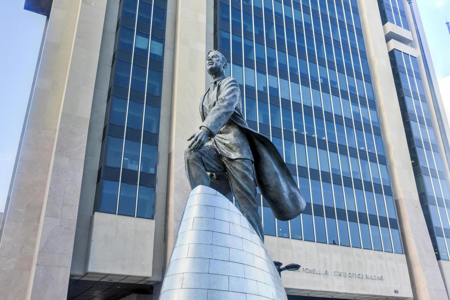 Adam clayton Powell, jr. staty i ny york. Adam clayton Powell, jr. var ett amerikan politiker och pastor vem representerade harlem, ny york stad, 2022 foto