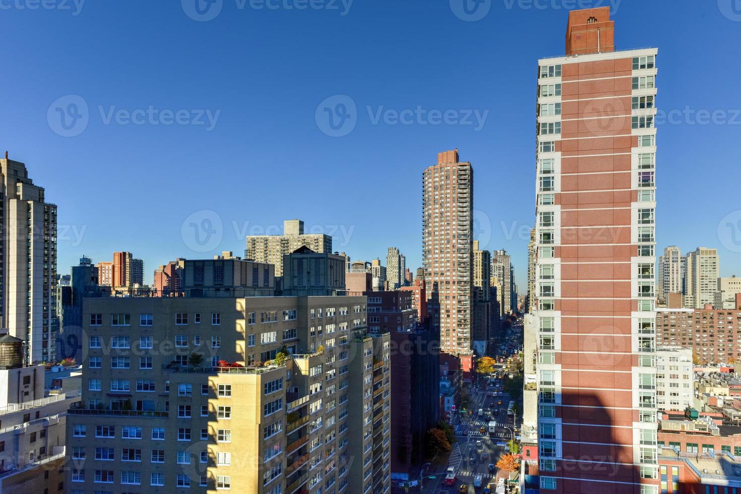 antenn se av lägenhet byggnader tvärs över de öst sida av manhattan, ny york.. foto