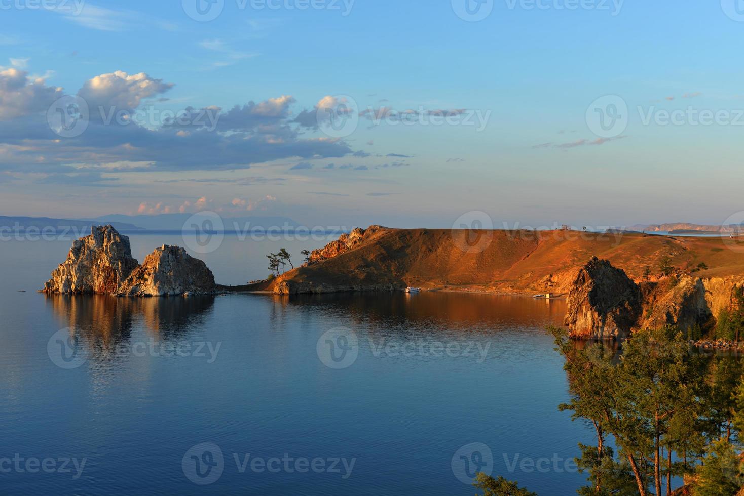 schaman sten på solnedgång, ö av olkhon, sjö baikal, ryssland foto