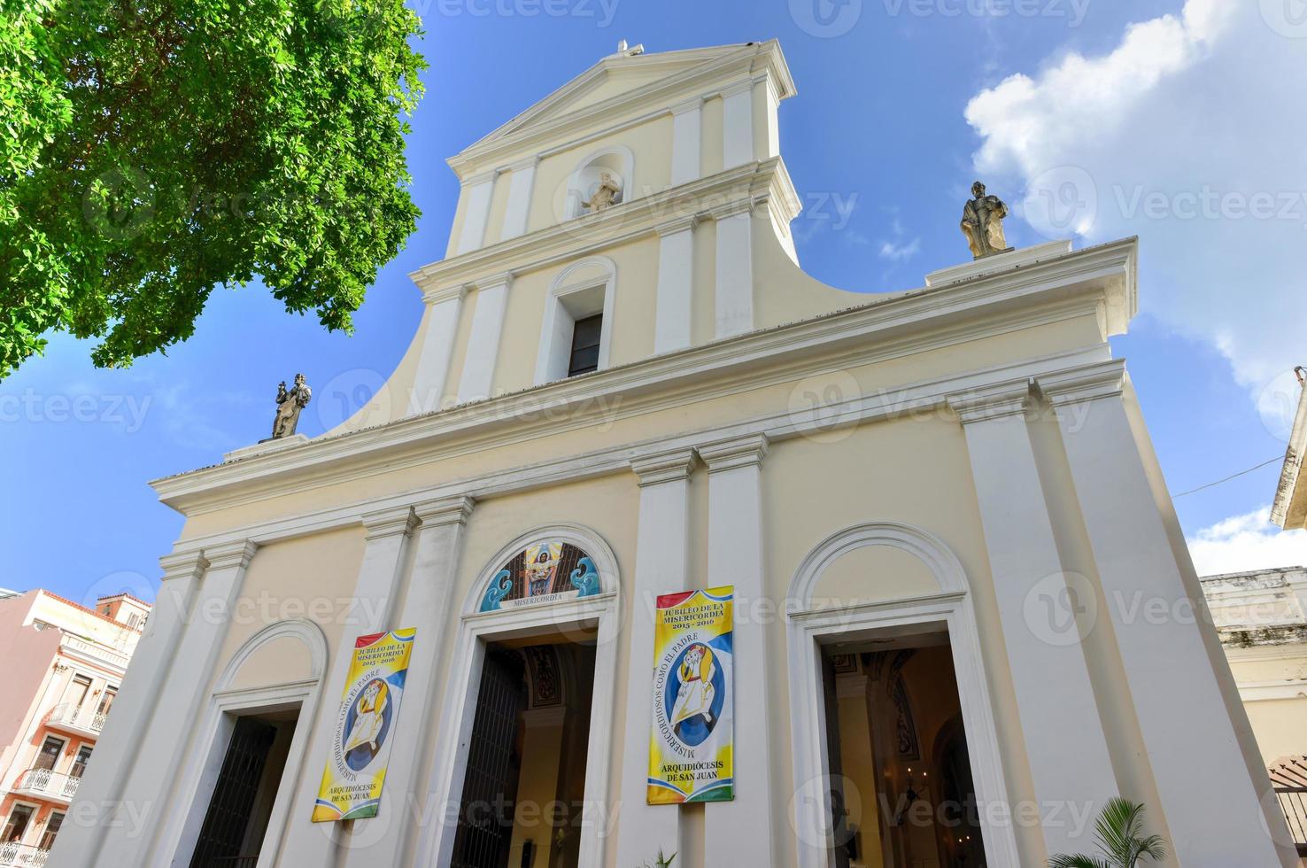 katedral av san juan bautista är en roman katolik katedral i gammal san juan, puerto rico. detta kyrka är byggd i 1521 och är de äldsta kyrka i de förenad stater. foto