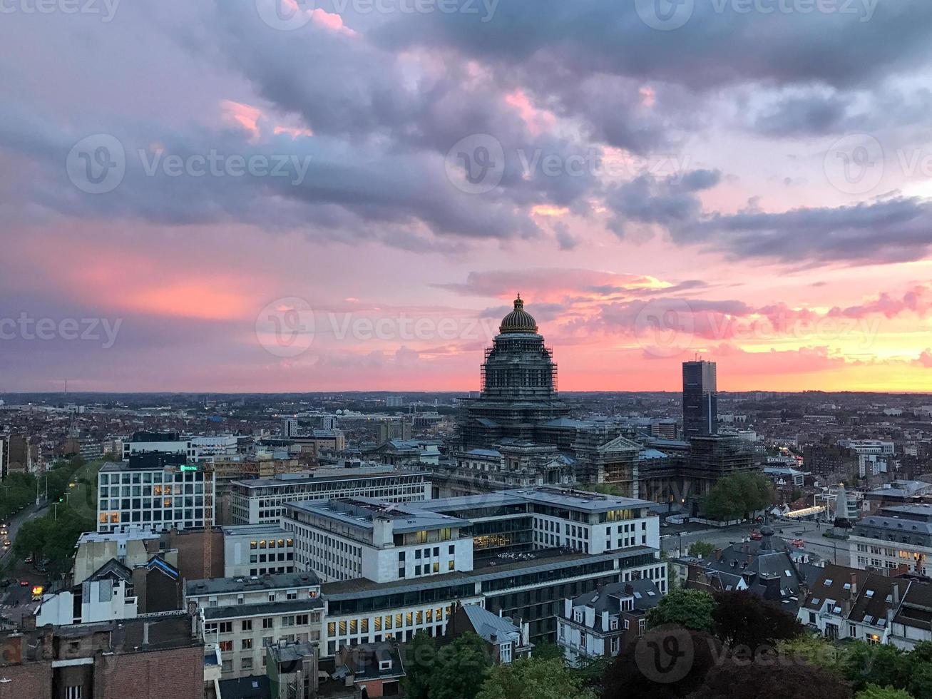 antenn se av de bryssel stad horisont på solnedgång i Belgien. foto