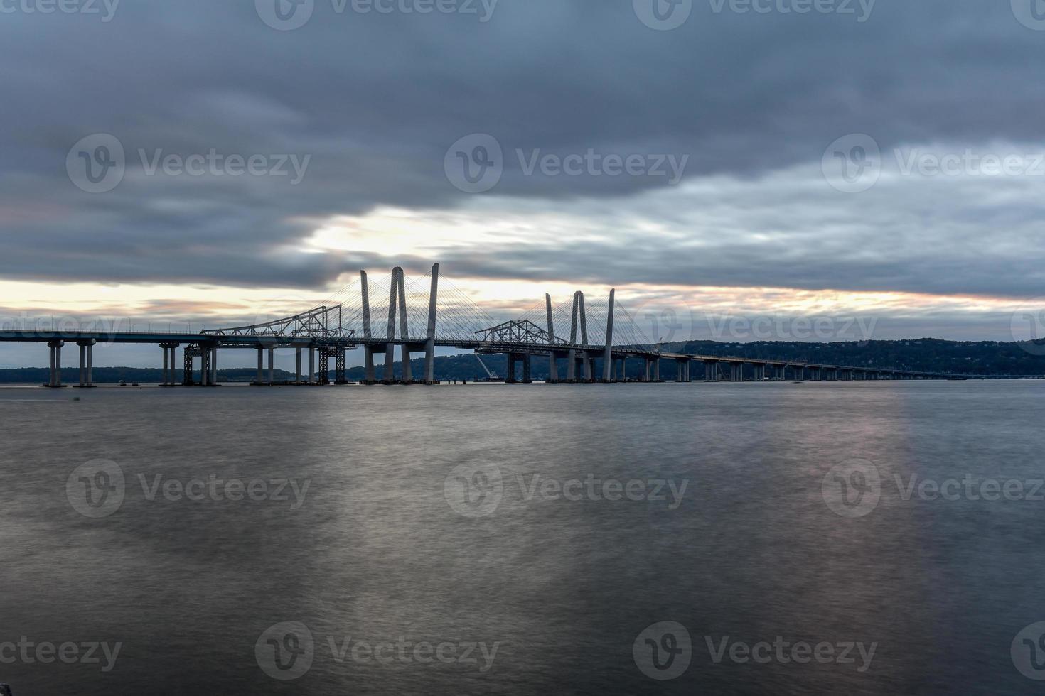 ny och gammal tappan zee broar samexisterar tvärs över hudson flod med en dramatisk solnedgång. foto