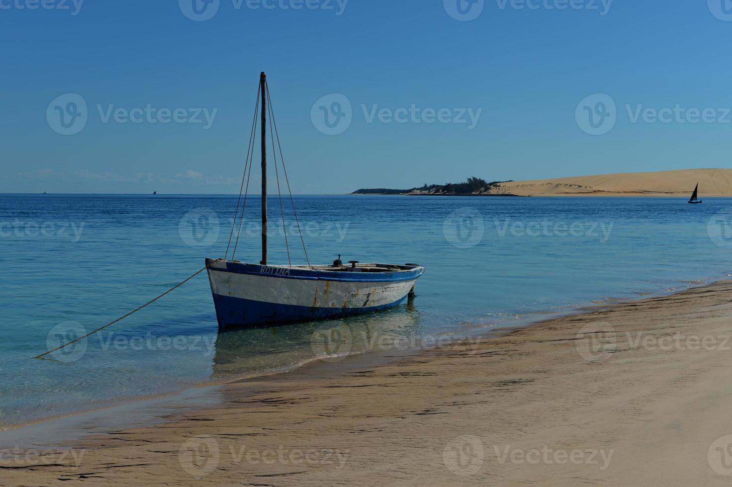 båt på de stränder av bazaruto ö, moçambique foto