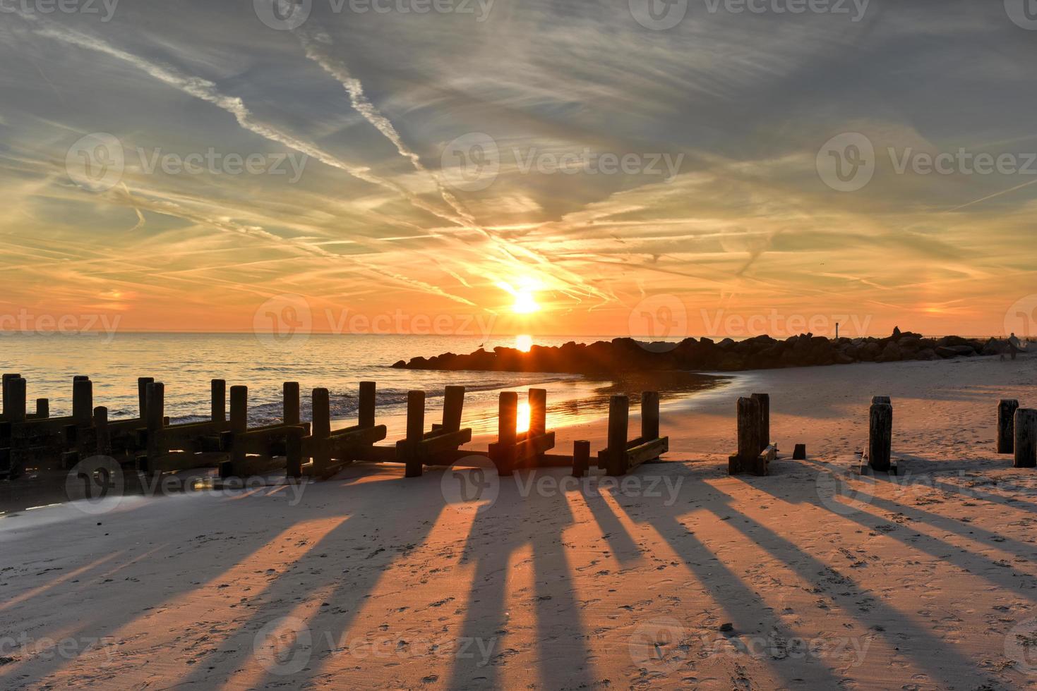 coney ö strand på solnedgång. foto