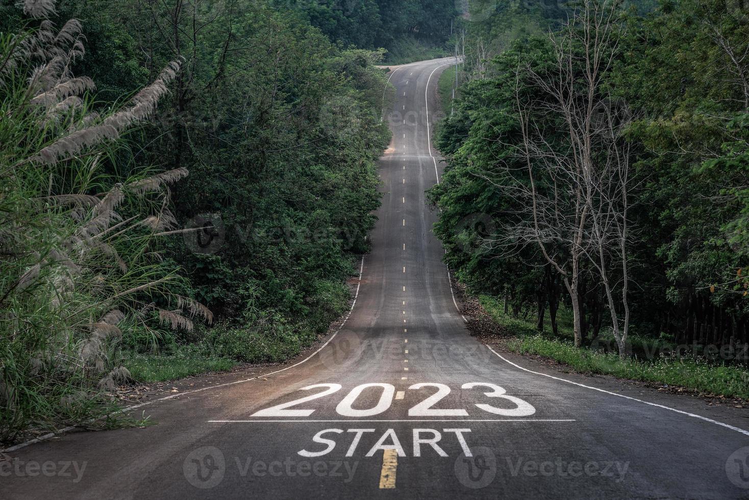 Lycklig ny år 2023,2023 symboliserar de Start av de ny år. de brev Start ny år 2023 på de väg i de natur rutt körbana ha träd miljö ekologi eller grönska tapet begrepp. foto