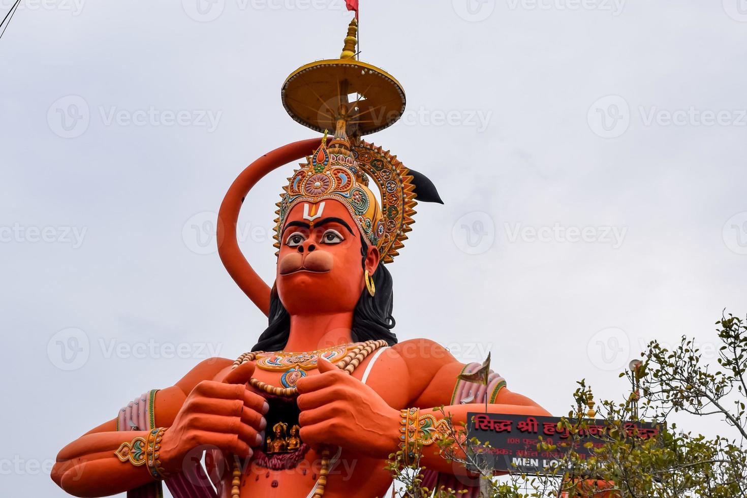 stor staty av herre hanuman nära de delhi metro bro belägen nära karol bagh, delhi, Indien, herre hanuman stor staty rörande himmel foto