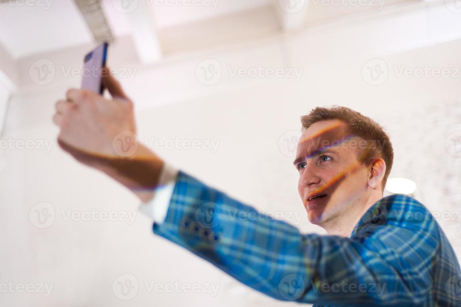 eleganta affärsman bär blå kostym Framställ och tar selfie på mobil foto