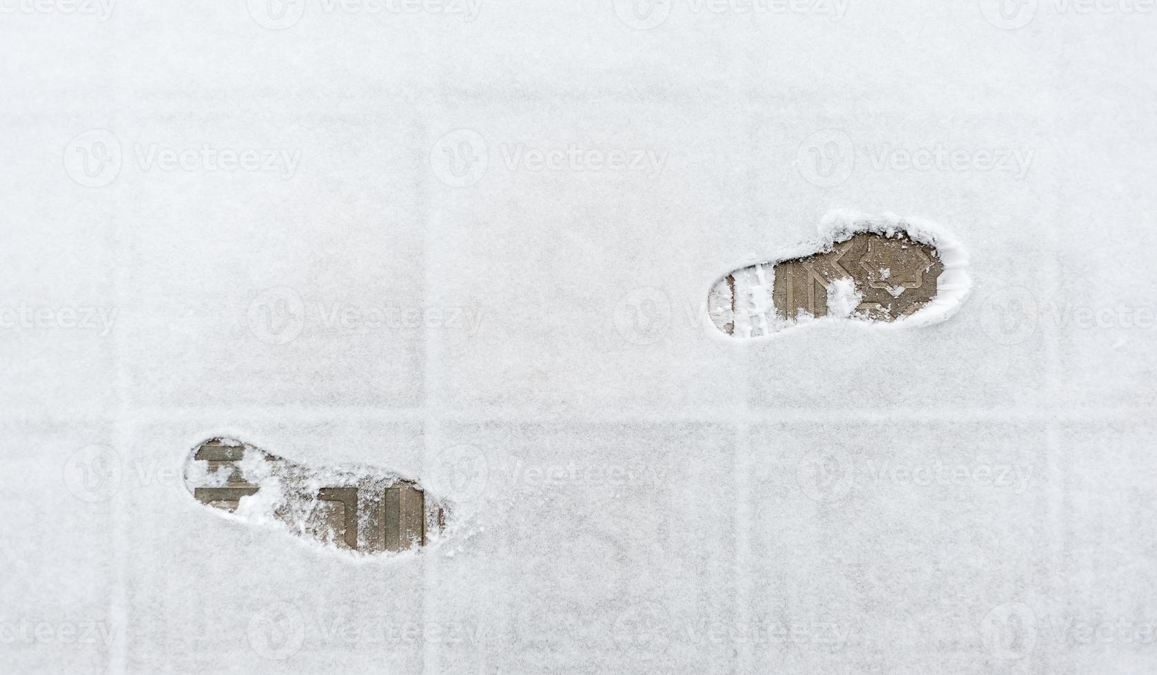 mänsklig fotspår i vit snö foto