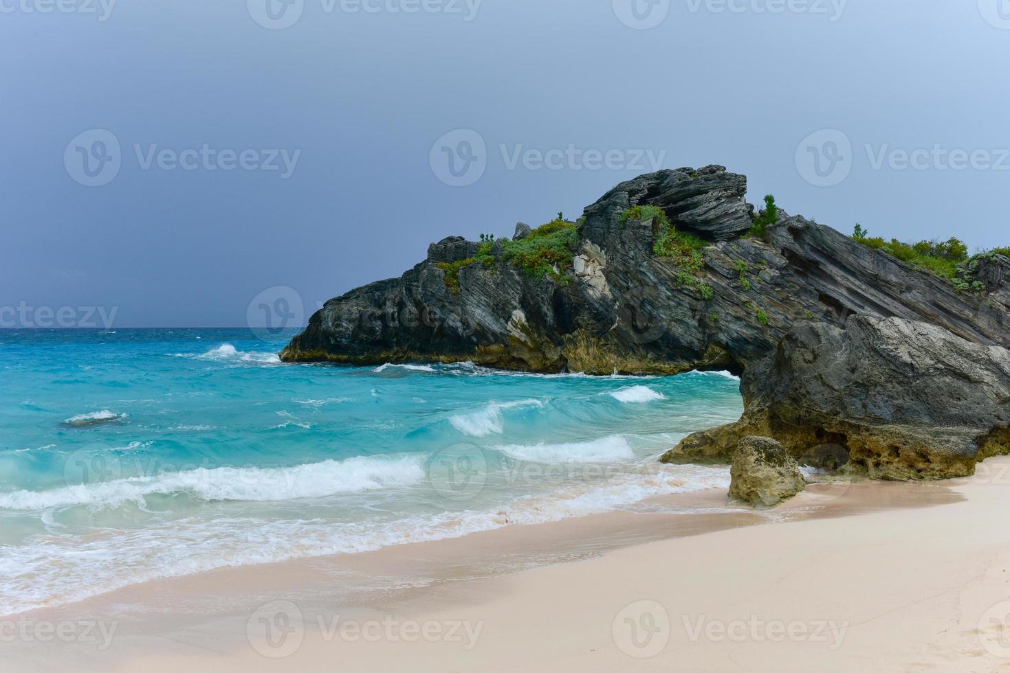 klar vatten och rosa sand av jobson cove strand i bermuda. foto