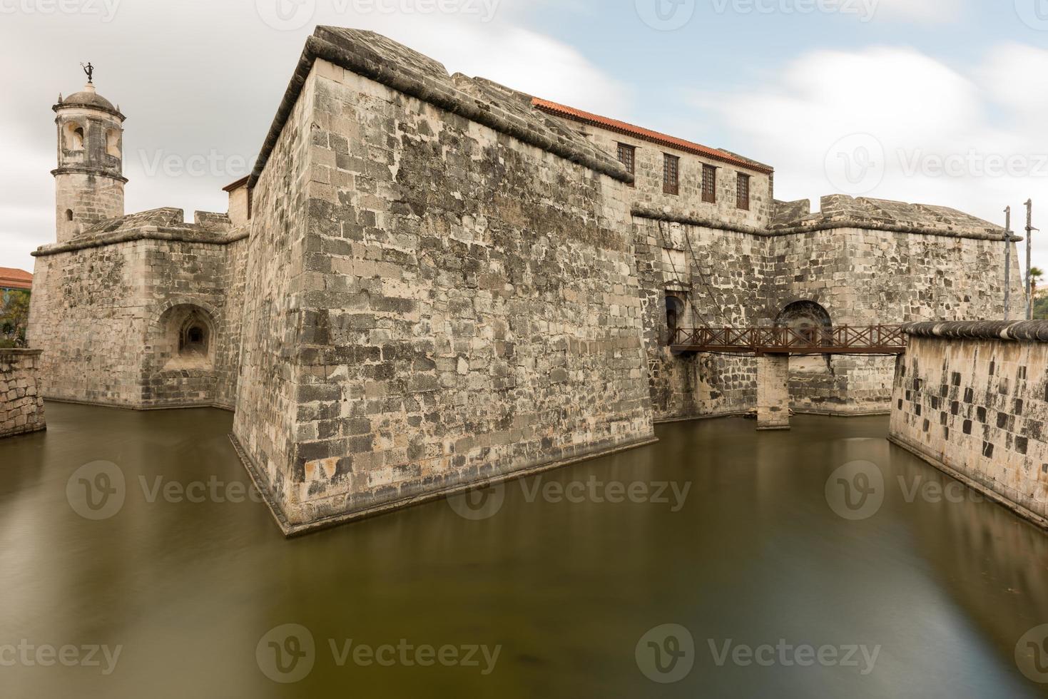 se längs de vallgrav av de castillo de la verklig fuerza i Havanna, kuba. byggd i de mitten 16: e århundrade, de fort var de huvudkontor av de spanska kaptener allmän. foto