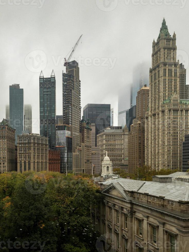 se av stadens centrum manhattan horisont på en molnig dag i ny york stad. foto