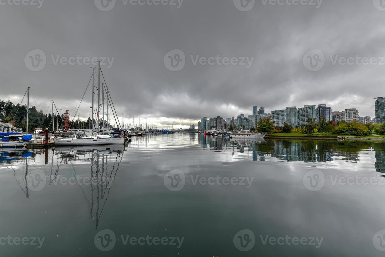 panorama- se av stadens centrum vancouver från Stanley parkera i vancouver, Kanada. foto