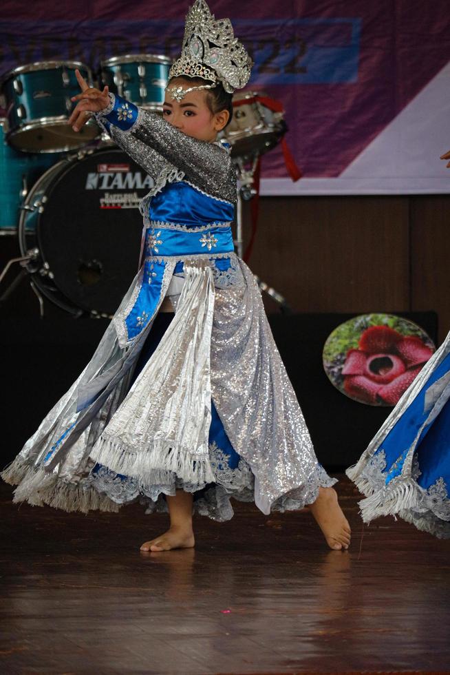 jakarta, indonesien i november 2022. ung barn varierar från dagis till elementärt skola är tar del i de nationell skärgård dansa konkurrens. foto