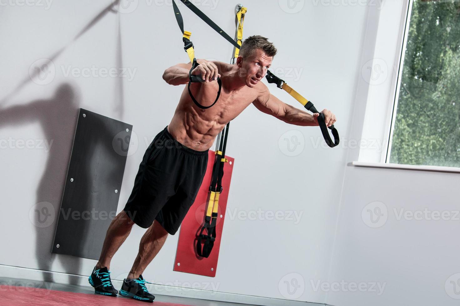 muskulös man under träna i de Gym foto