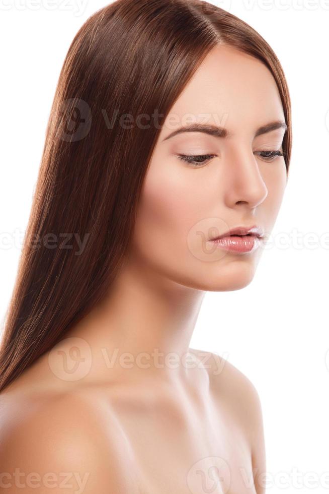 brunett med hetero hår på vit bakgrund foto