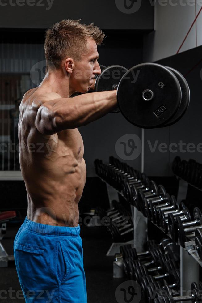 muskulös man under träna i de Gym foto