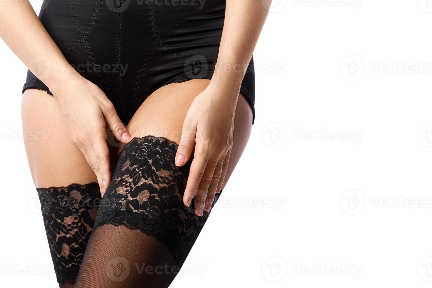 skön kvinna ben i svart strumpor foto