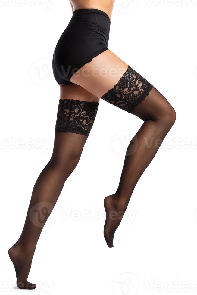 skön kvinna ben i svart strumpor foto
