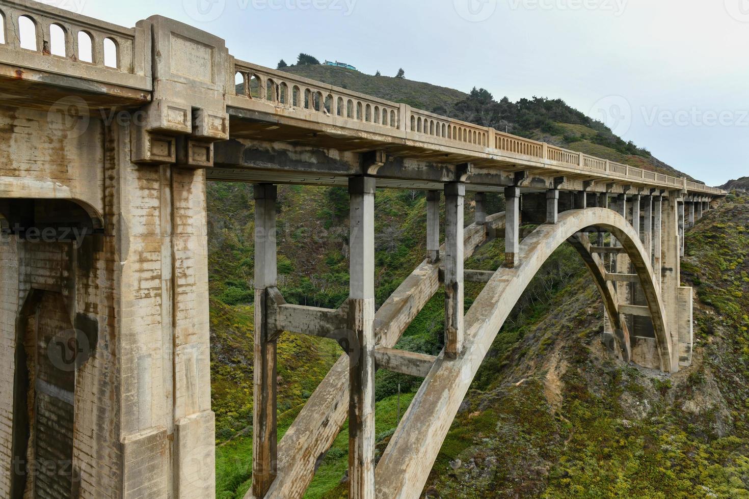 klippig bäck bro, spandrel båge bro i Kalifornien, stor sur i monterey grevskap, USA foto