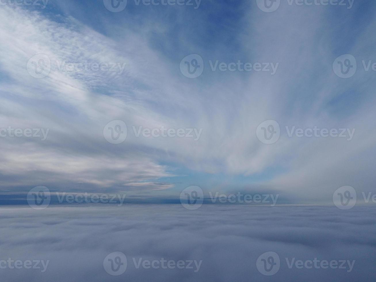 mest skön hög vinkel antal fot av vinter- moln över de brittiskt stad av England foto