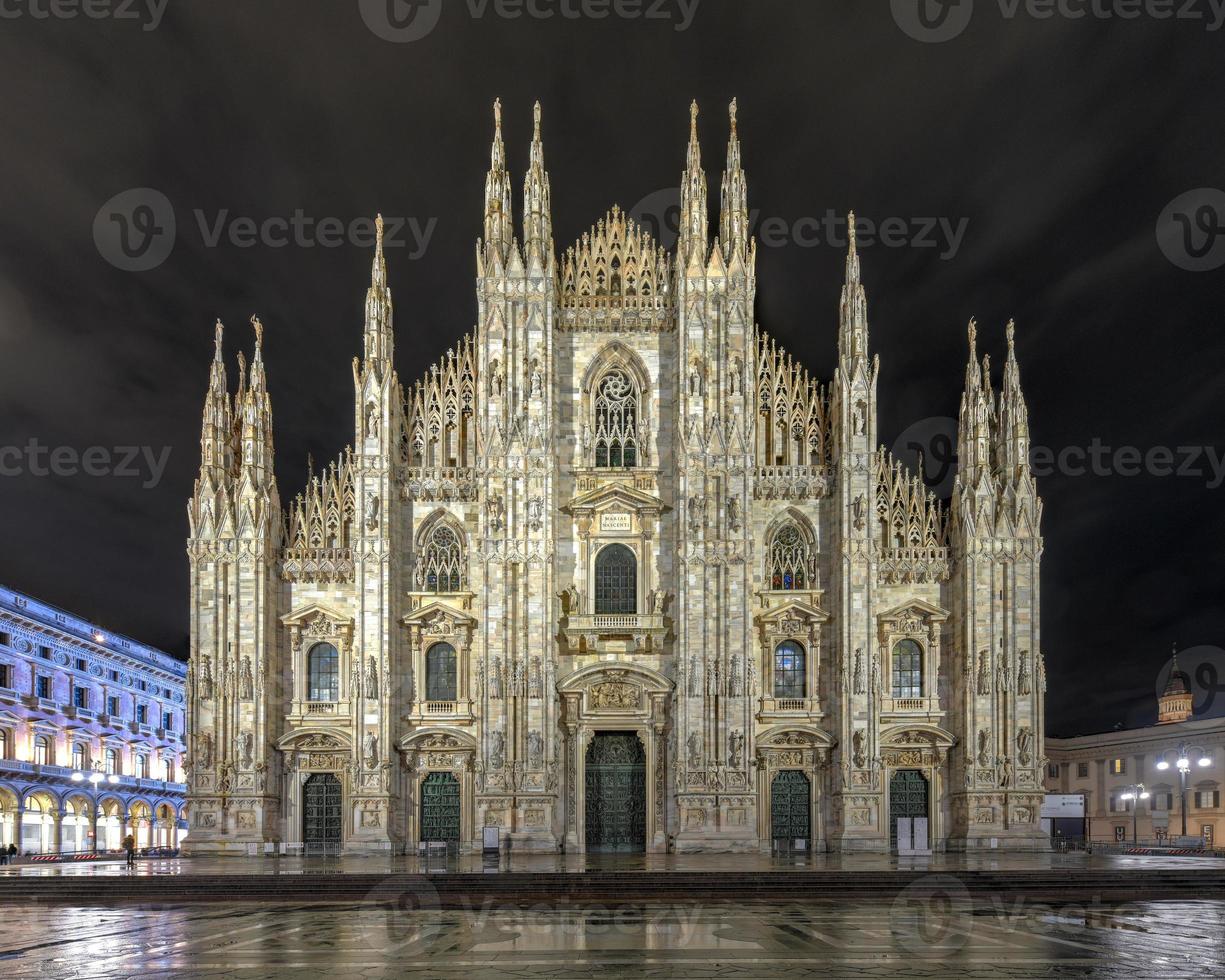 milan katedral, duomo di milano, ett av de största kyrkor i de värld, på natt på piazza duomo fyrkant i de milan stad Centrum i Italien. foto