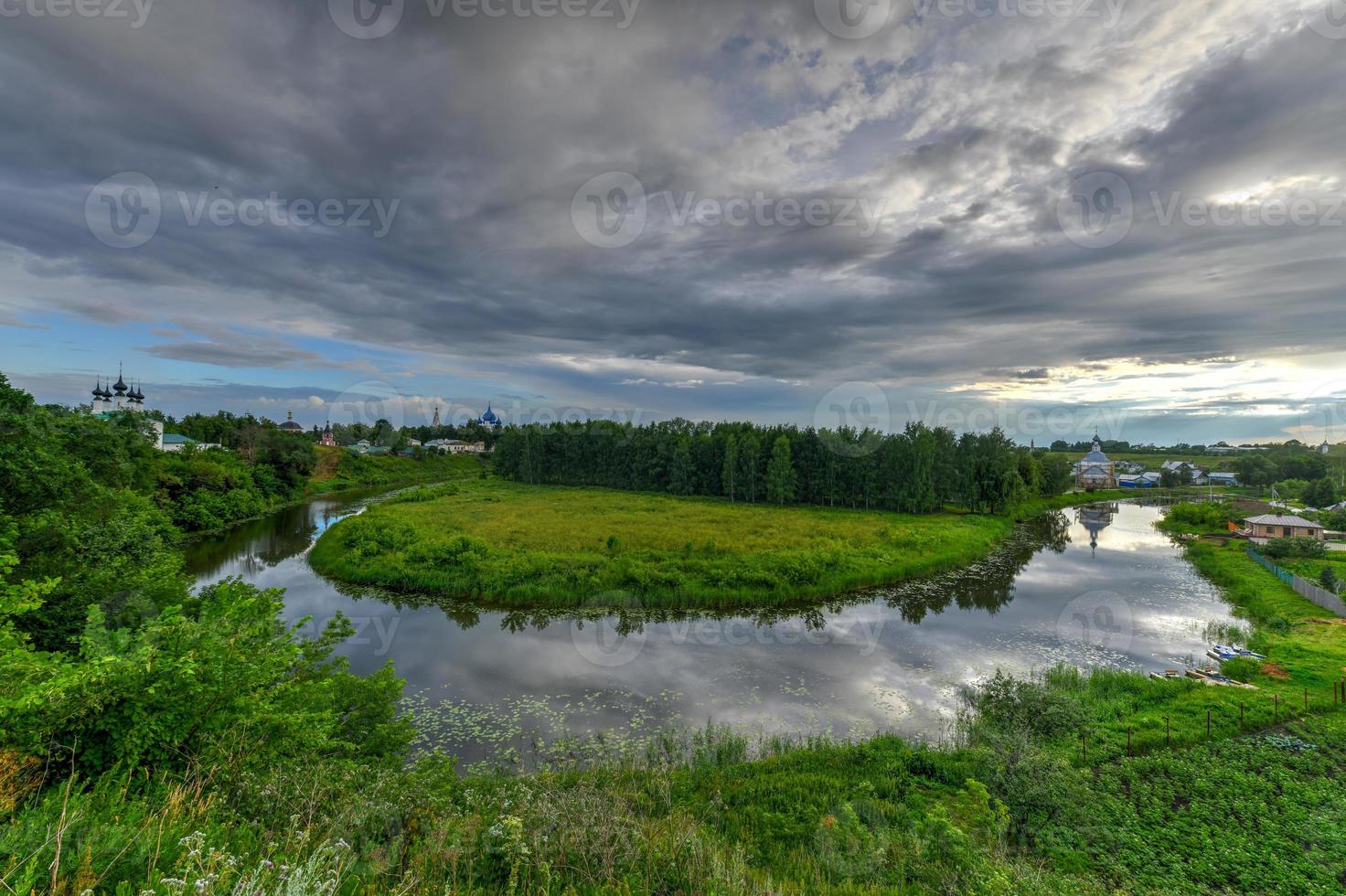 panorama- se längs de kamenka flod i suzdal, ryssland i de gyllene ringa. foto