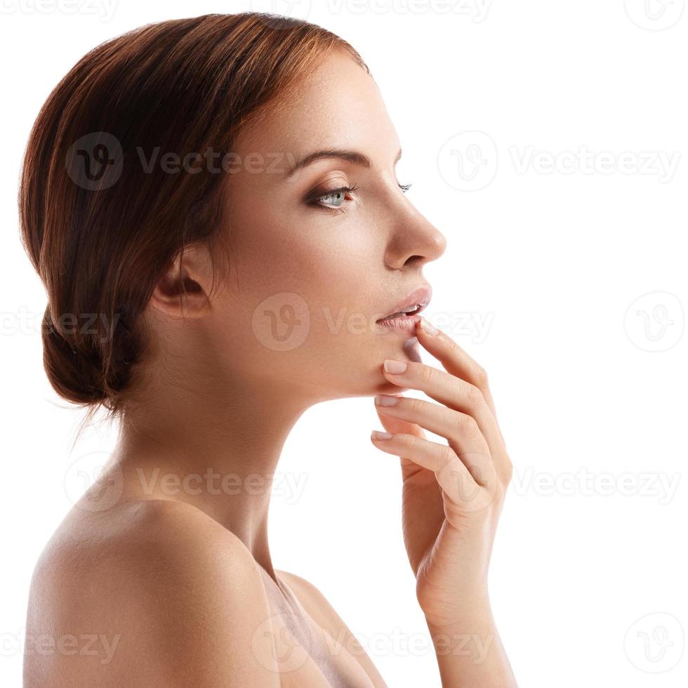 kvinna med perfekt ansikte på vit bakgrund foto