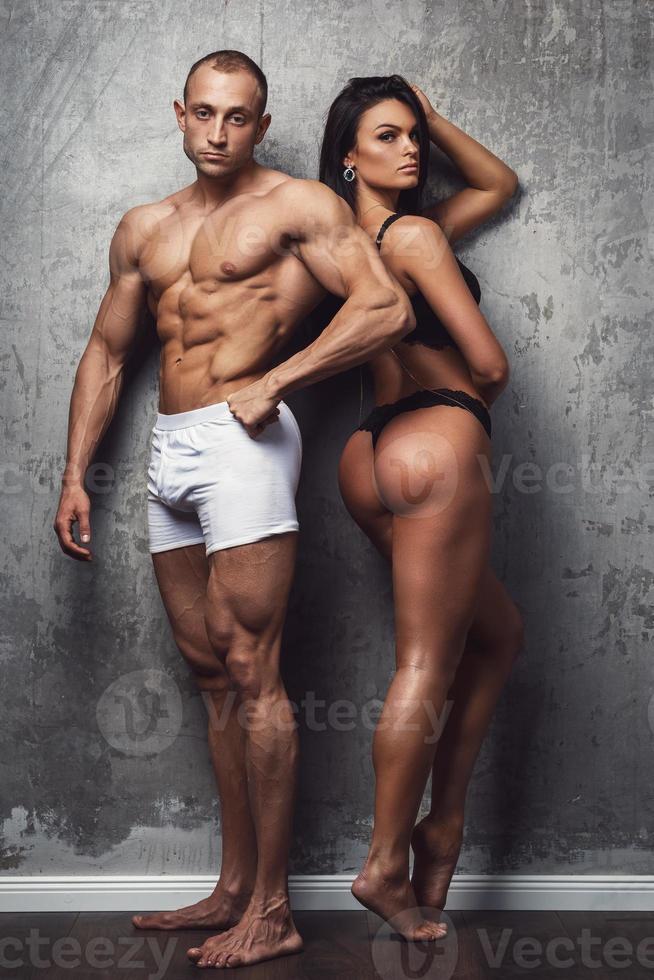 sexig passa par i underkläder mot betong vägg foto