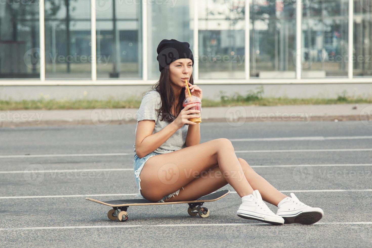 porträtt av skön flicka med en skateboard foto
