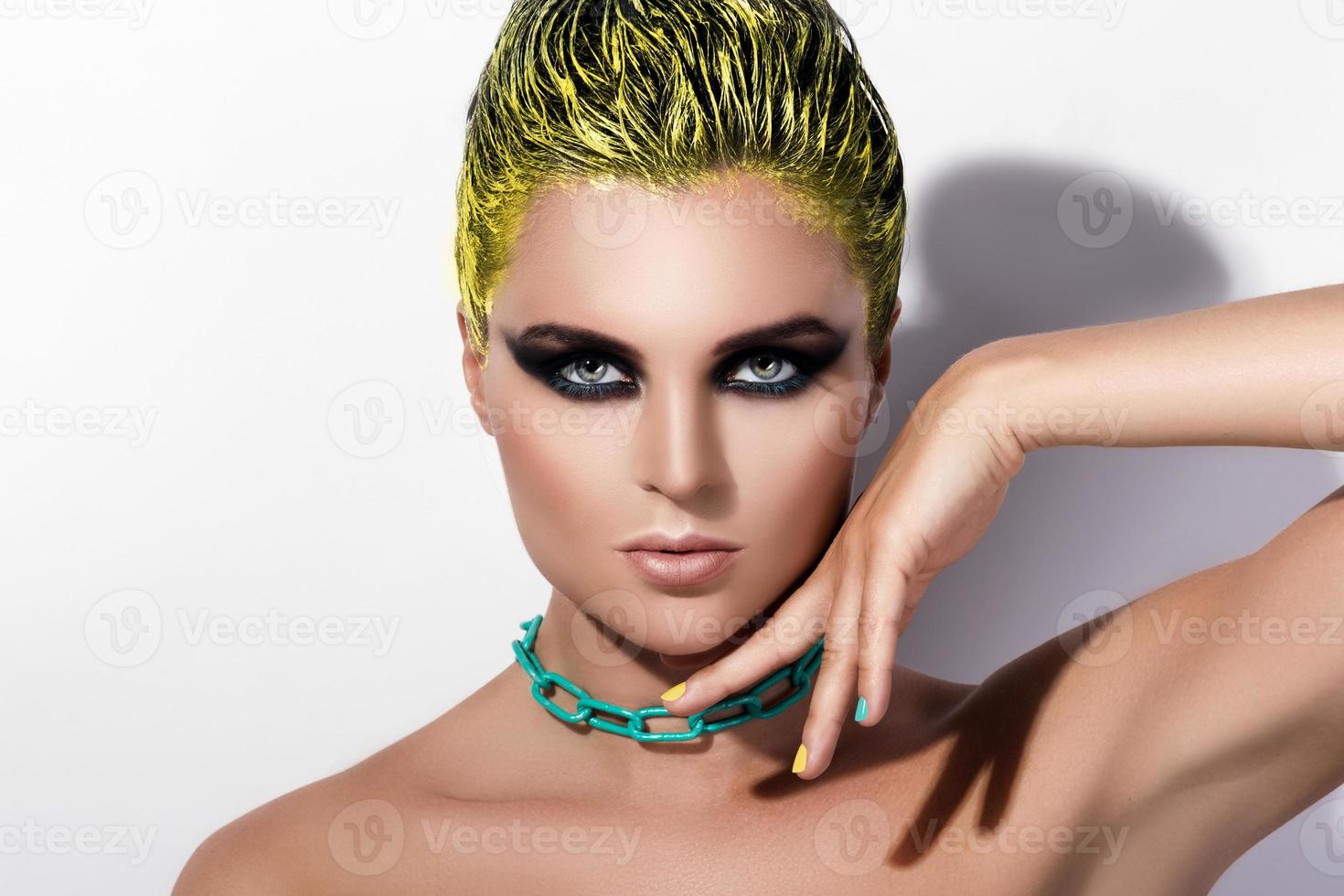 porträtt av eleganta flicka med en gul hår foto