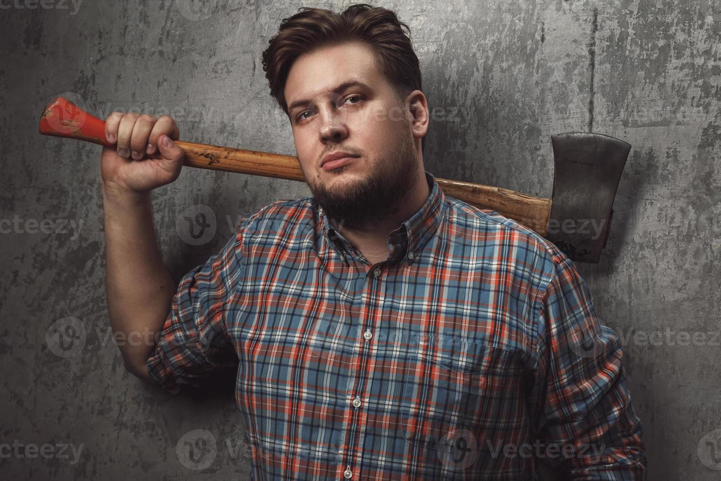 skäggig man med yxa Framställ i studio foto