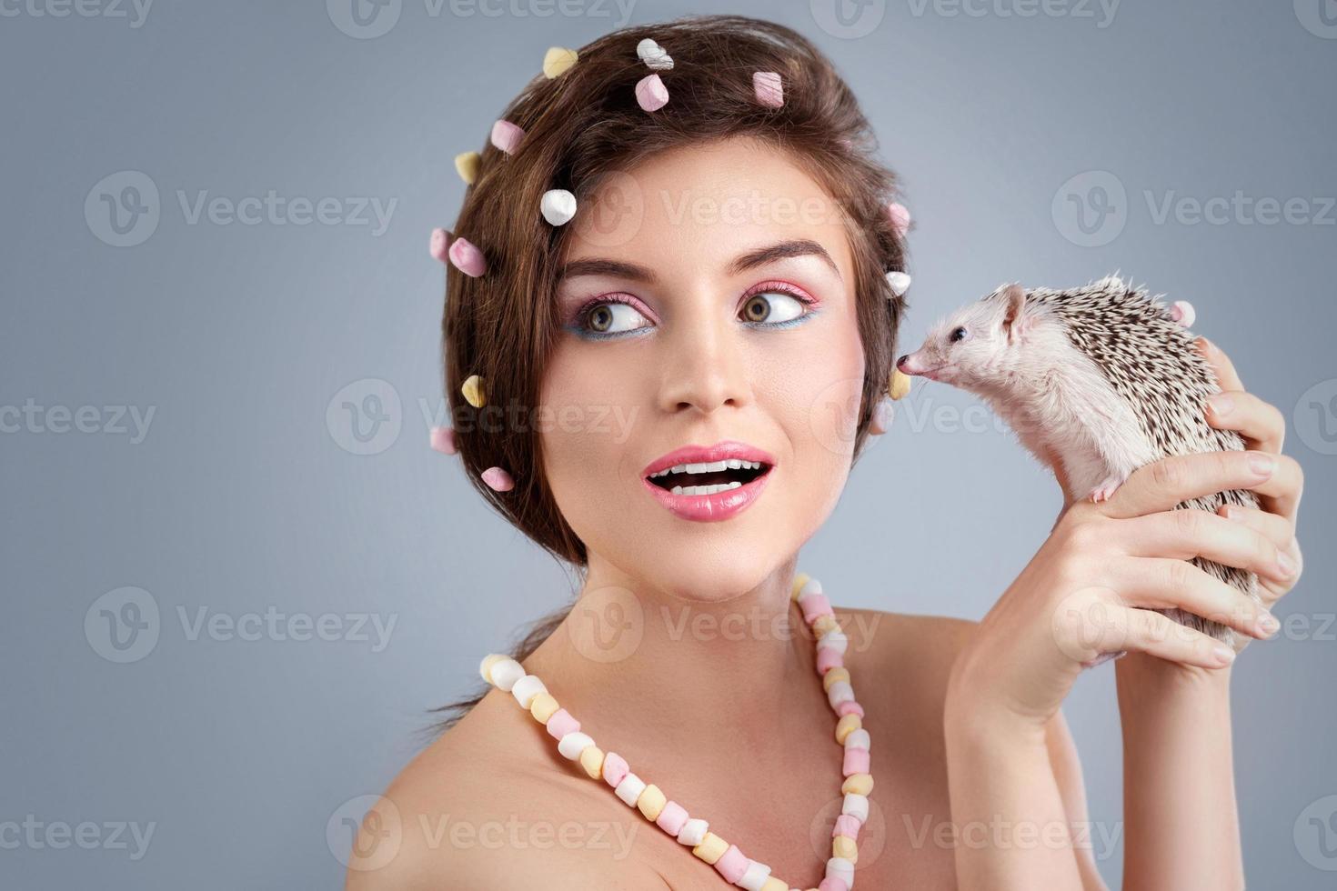 kvinna i kreativ bild med marshmallow med igelkott foto