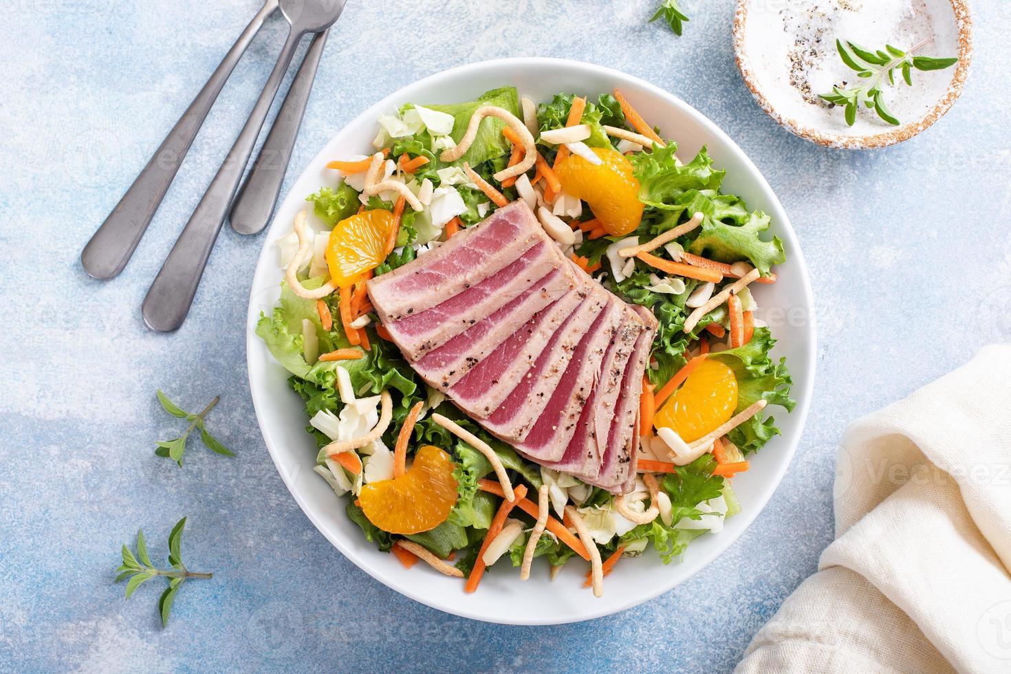 stekt tonfisk sallad med apelsiner och knaprig spaghetti foto