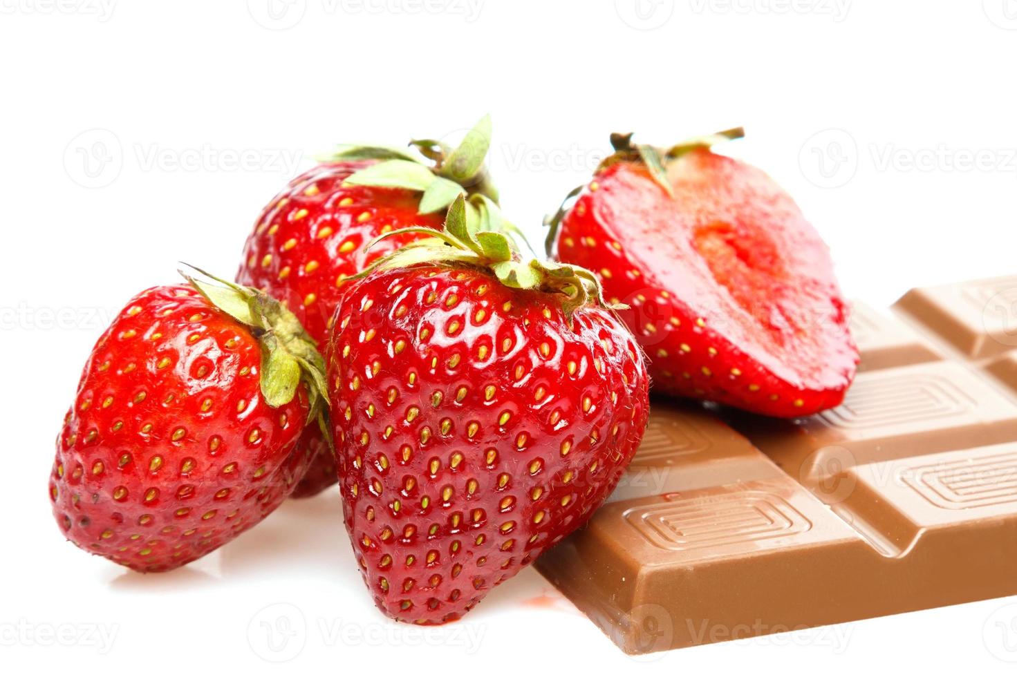 jordgubbar och mjölk choklad bar på vit bakgrund foto