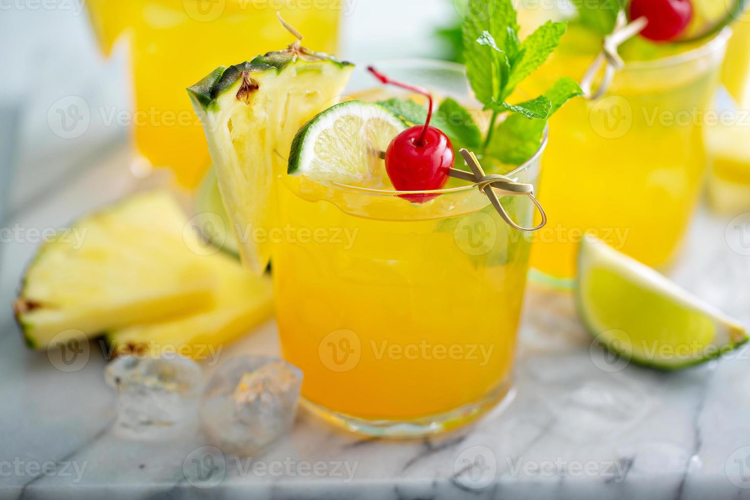 uppfriskande sommar ananas rom cocktail foto