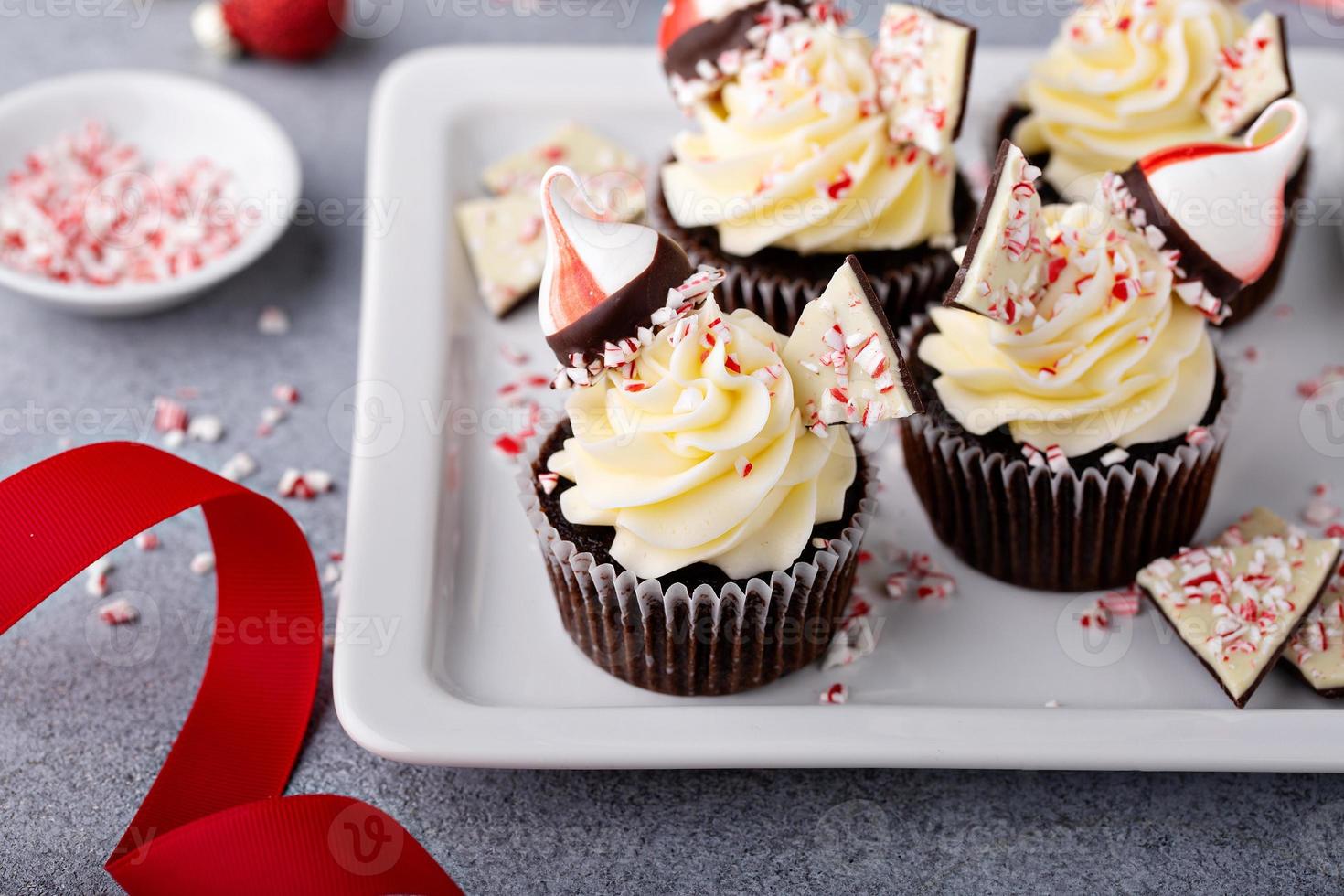 pepparmynta bark och choklad muffins för jul foto