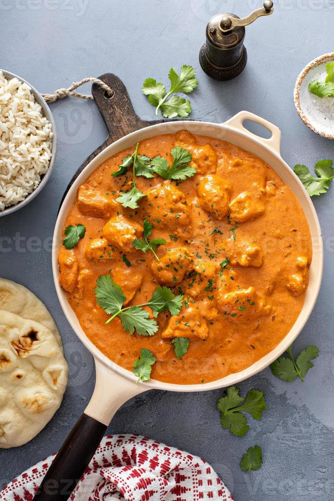 kyckling tikka masala, kokta marinerad kyckling i kryddat curry sås foto