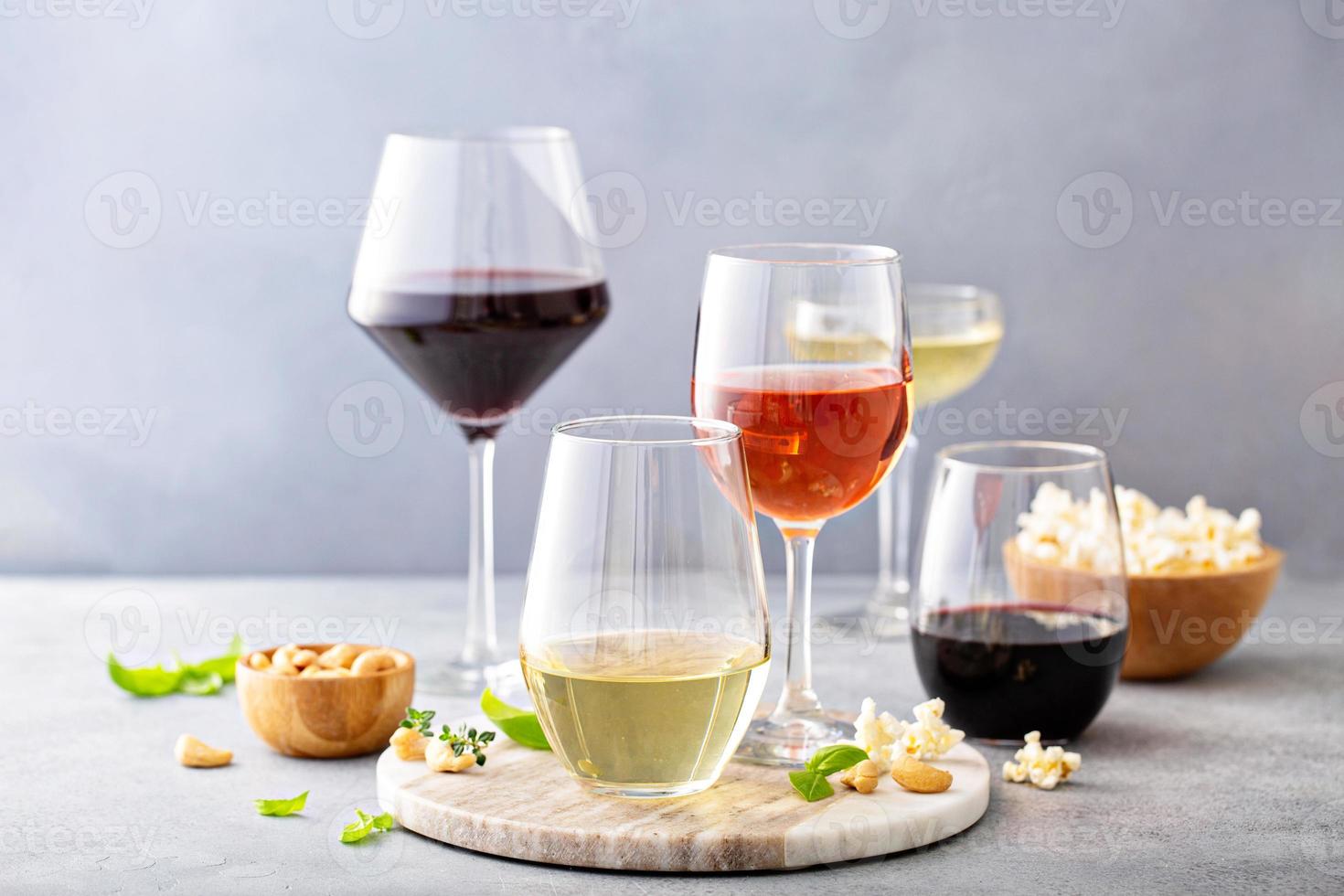 röd, vit vin och reste sig i annorlunda glasögon foto