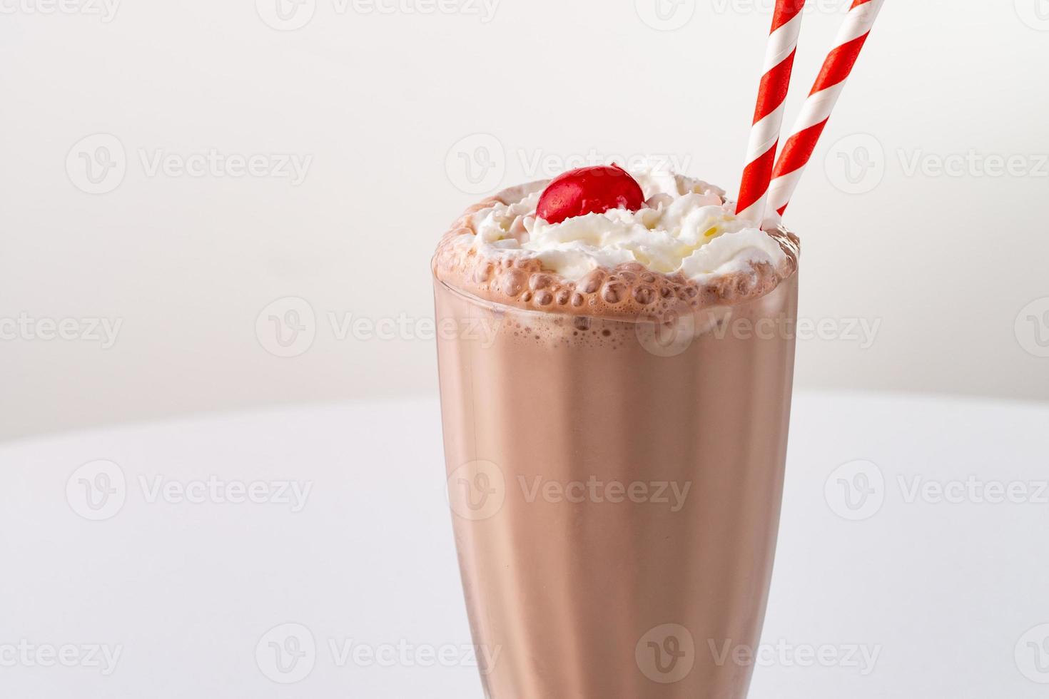 choklad milkshake med vispad grädde foto