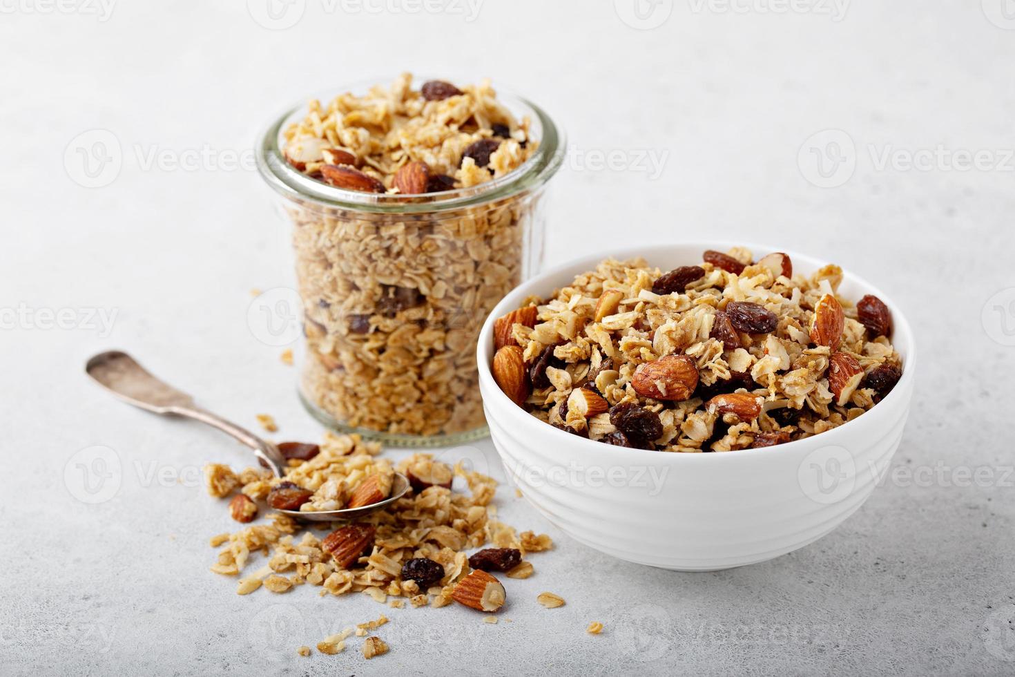 hemlagad granola med kokos och mandlar foto